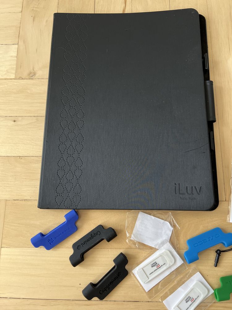 Etui na tablet,podstawka pod komórkę,zaślepka do laptopa,czyścik.zesta