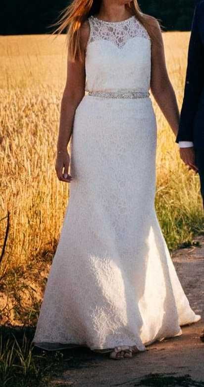 Suknia ślubna z odkrytymi plecami