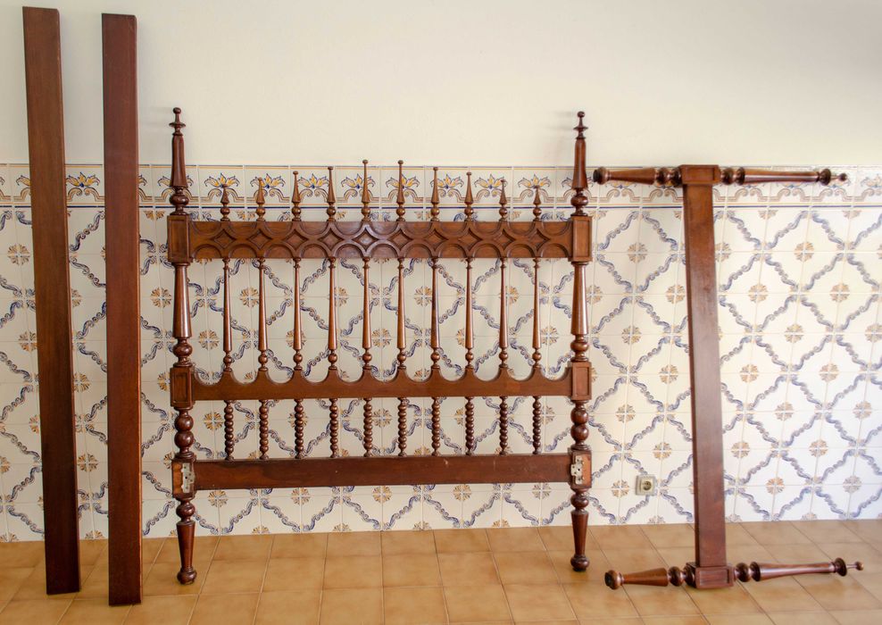 Mobília de quarto, cama, cadeiras, mesinha de cabeceira, espelho