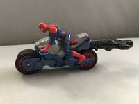 Spiderman na motorze z wyrzutnia