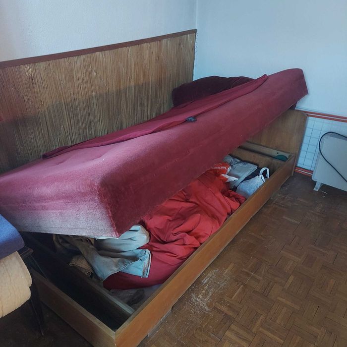 Łóżko drewniane z otwieranym schowkiem 113 x180cm