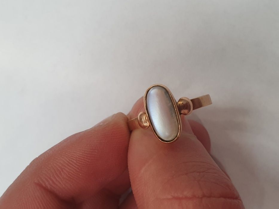 Złoty pierścionek/ 585/ 3.04 gram/ R18/ Kamień księżycowy