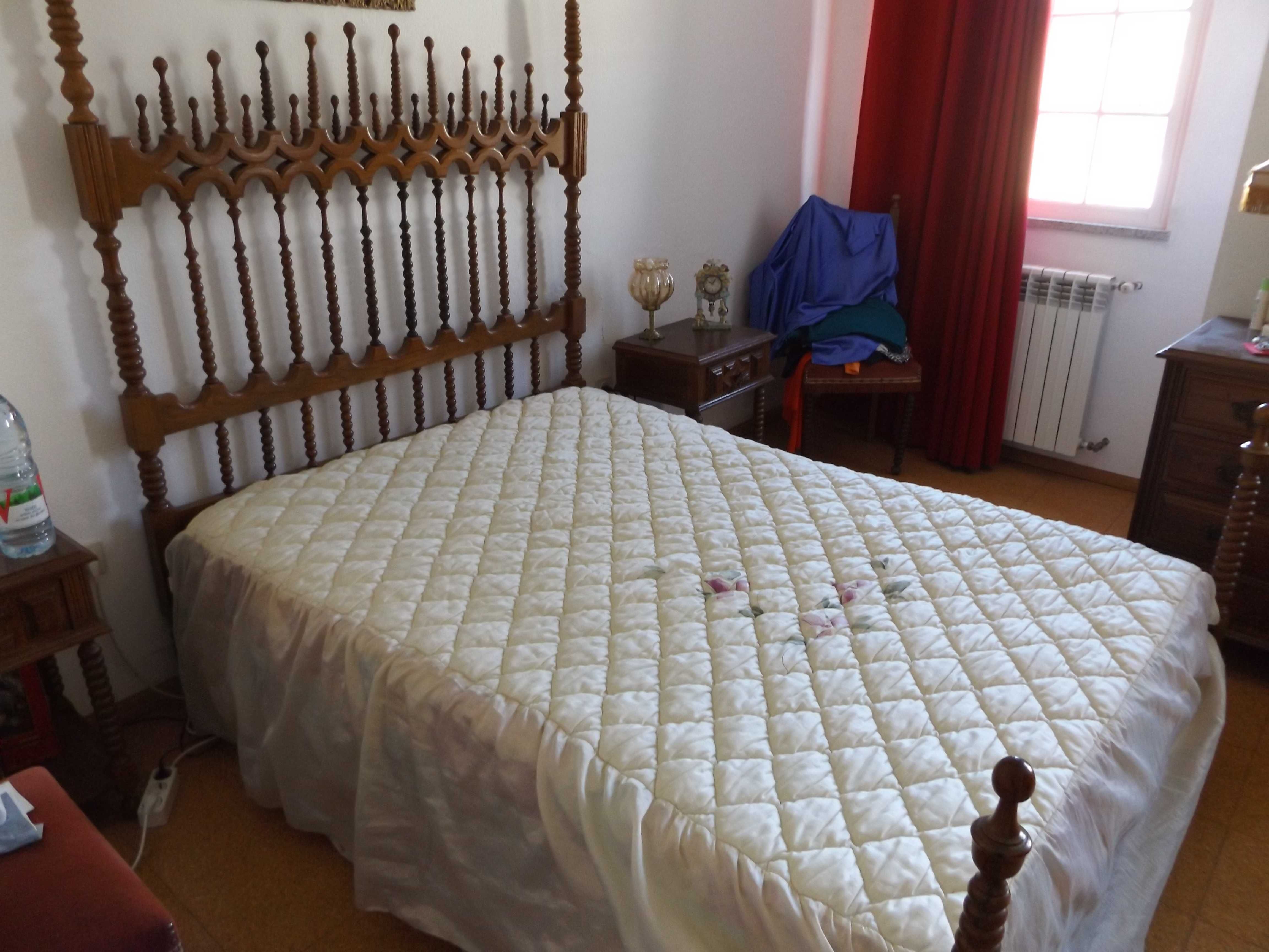 Cama de casal rustico, armário, comoda e sofás