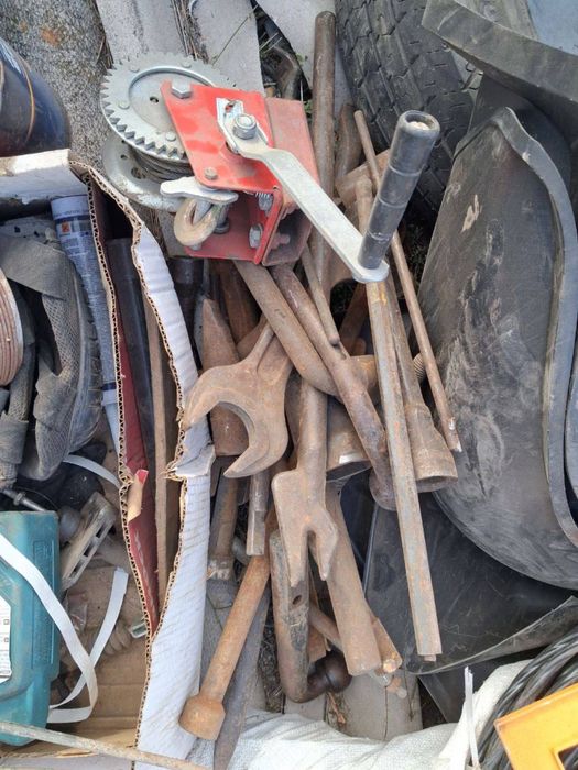 Распродаж: двері буса, шини R16C, диски, лебідка