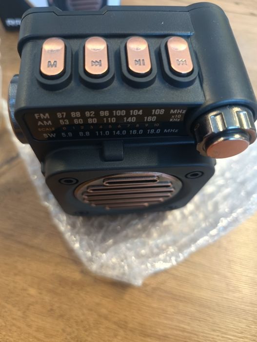 Głośnik bluetooth, odtwarzacz MP3, USB, Sd, radio FM AM, latarka LED