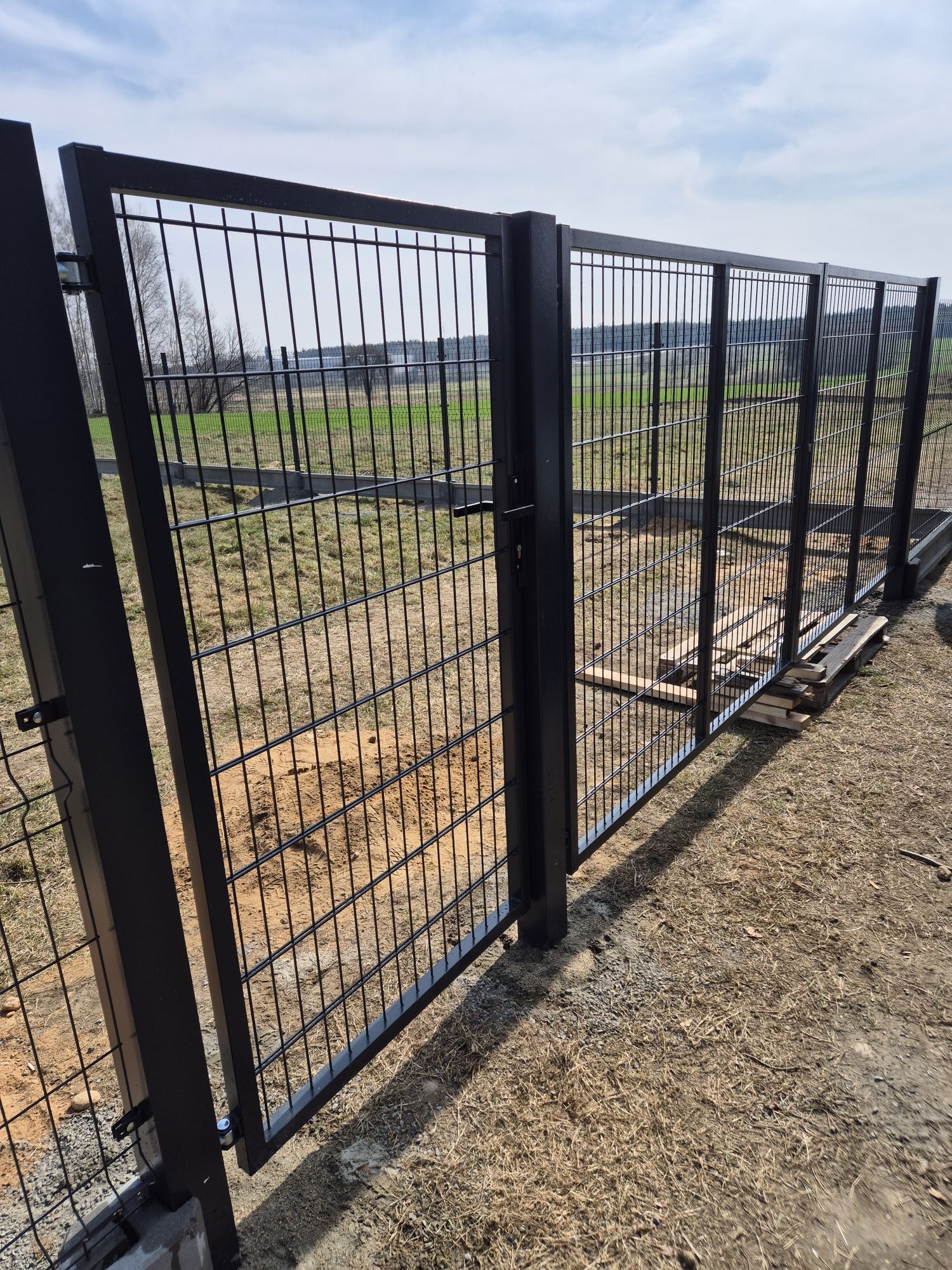 Montaż ogrodzeń panelowych