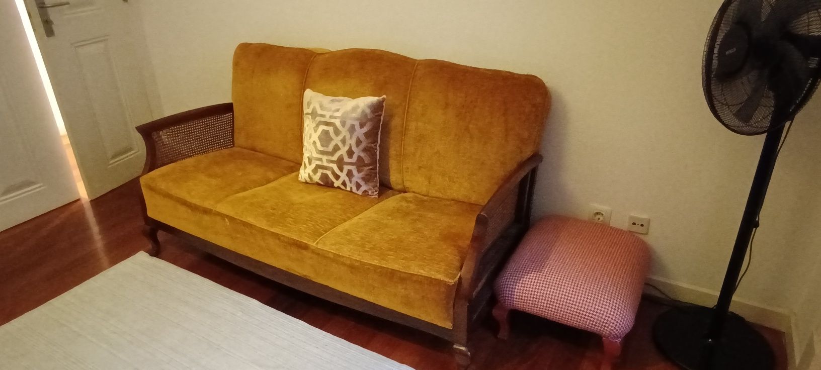 Sofá antigo em veludo amarelo e palhinha