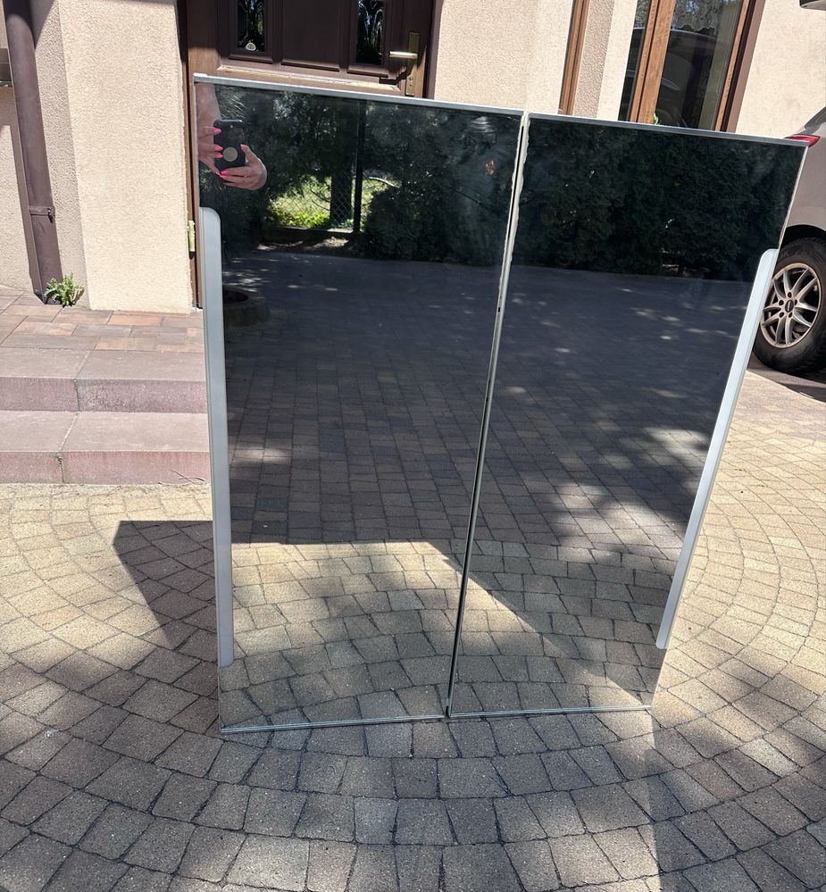 Szafka łazienkowa z lustrem i oświetleniem