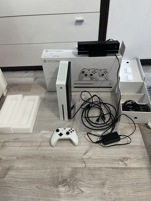 Xbox one s 1 TB + 1 Pad kinect wersja z napędem cały zestaw jak nowy
