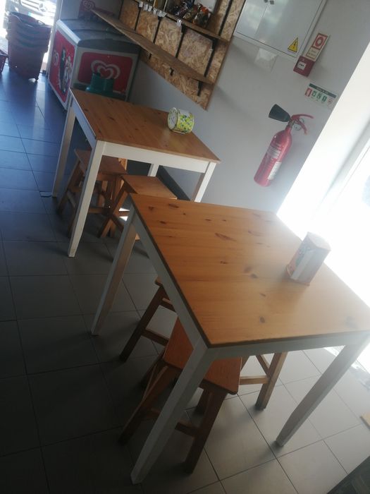 Mesa de madeira com bancos