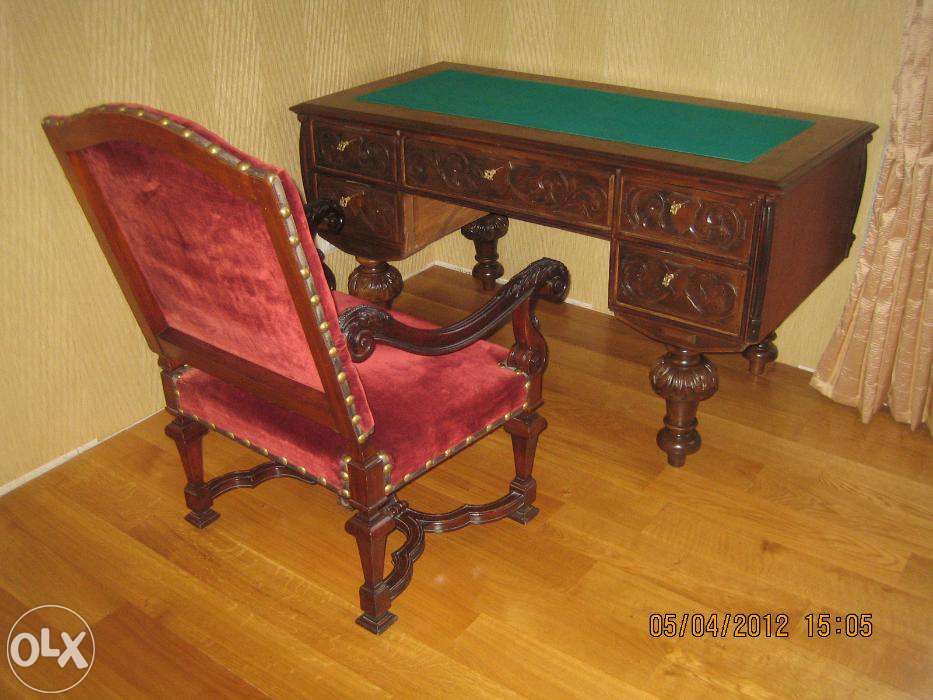 старинный письменный стол из гостиницы Англитер