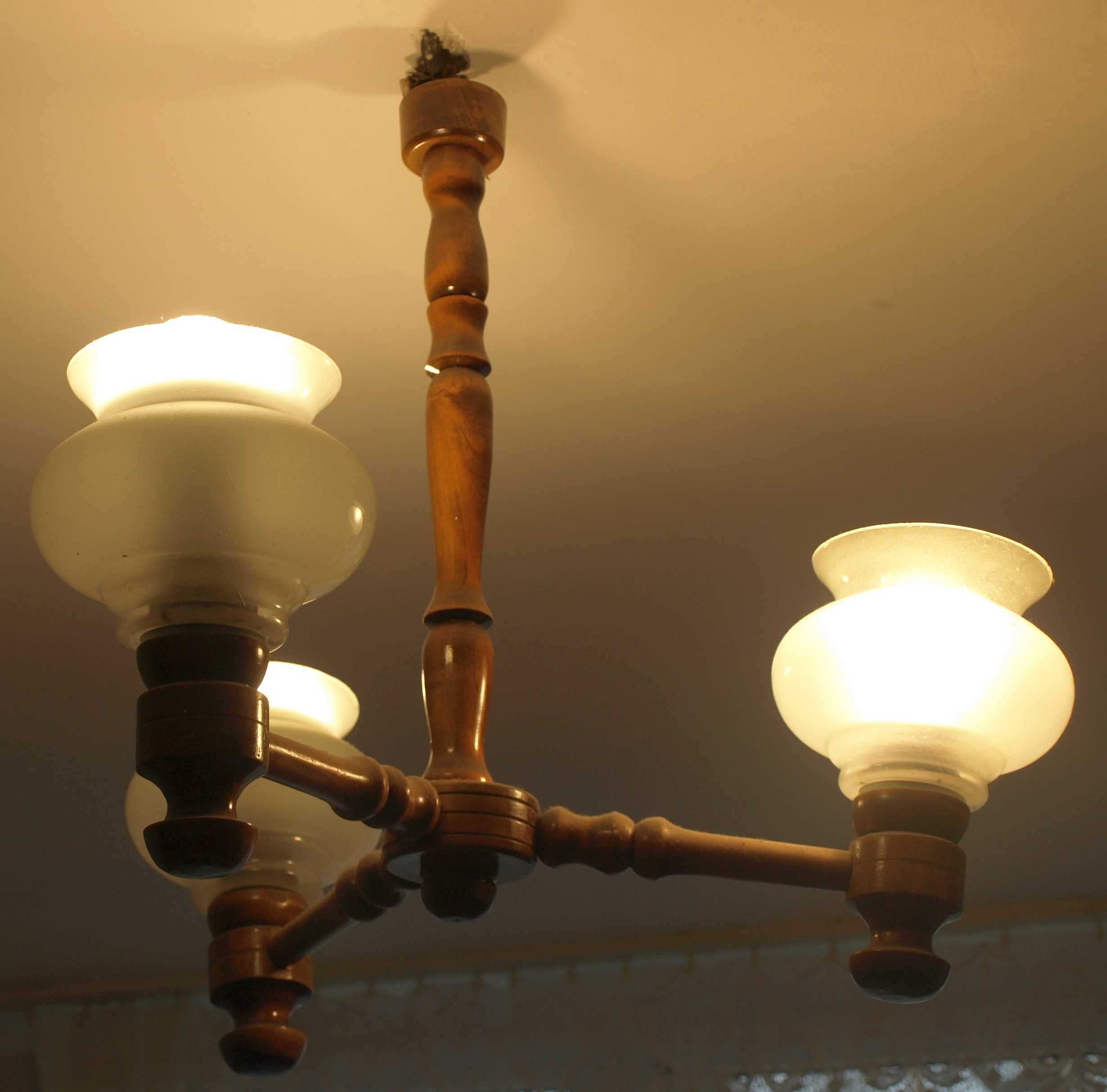 Stary 3-ramienny żyrandol drewniany retro PRL lampa wisząca z kloszami