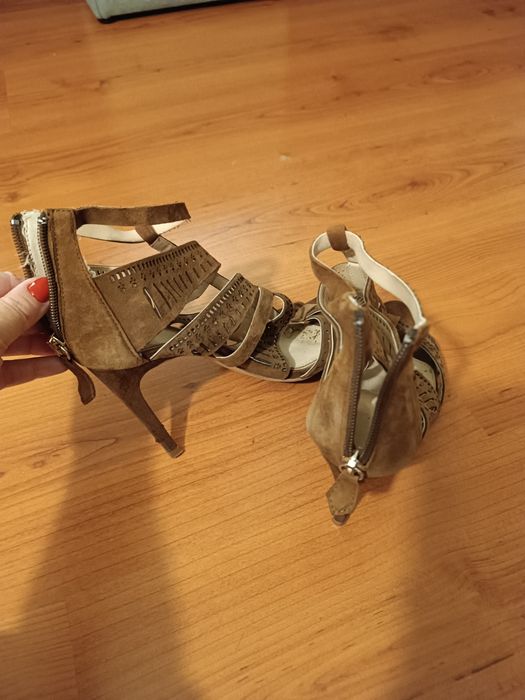 Sapatos de salto alto