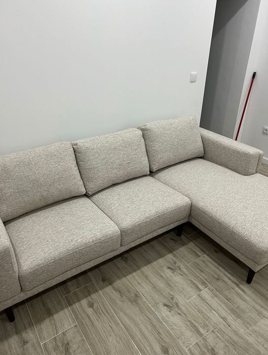 Sofá bege com chaise long