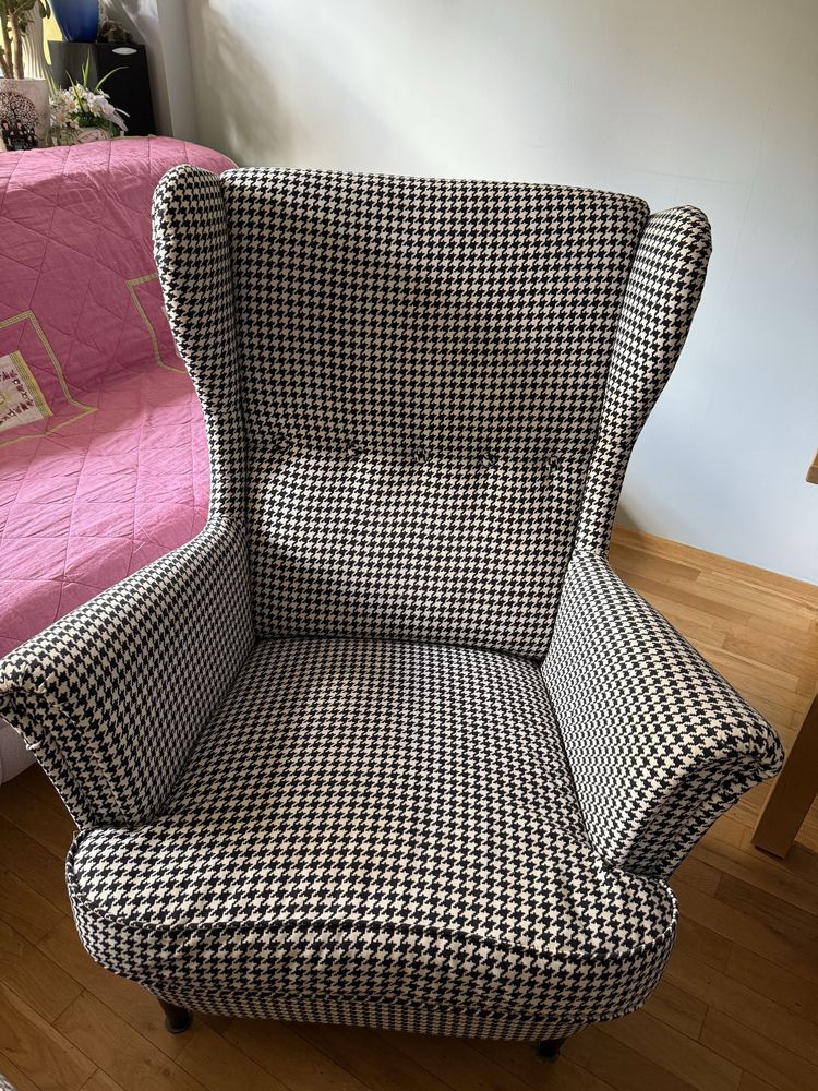 Fotel i pufa Strandmon Ikea pepitko