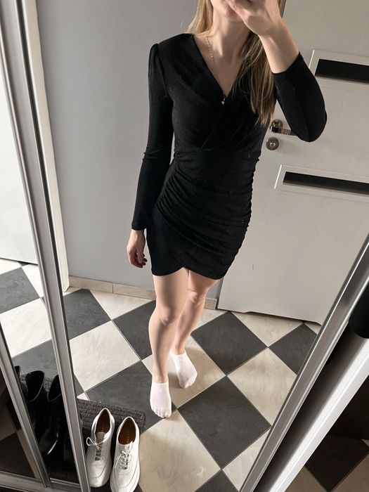 Czarna dopasowana sukienka na sylwestra/imprezę/urodziny błyszcząca, S