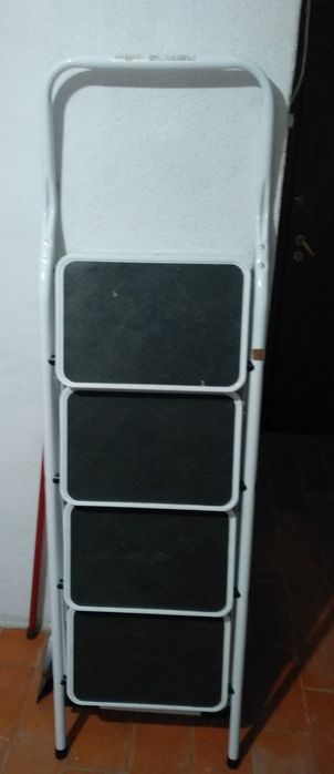 Escadote branco de 4 degraus