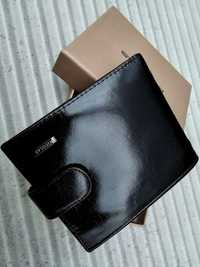 Czarny męski portfel skórzany lakierowany marki Nicolas nowy