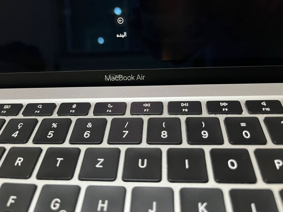 MacBook Air M1 8GB de RAM e 256GB  SSD
Descrição - Portátil App