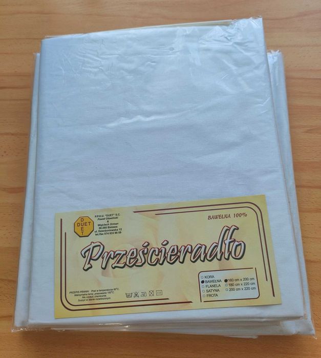4 prześcieradła. Nowe, w folii.