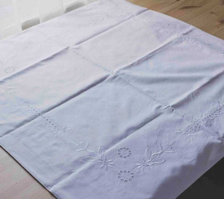 Biała poszewka na poduszkę klasyczna wyszywane ornamenty