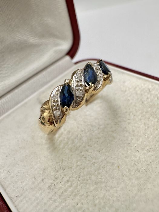 Złoty pierścionek z szafirami 0,57ct i diamentami 0,04ct