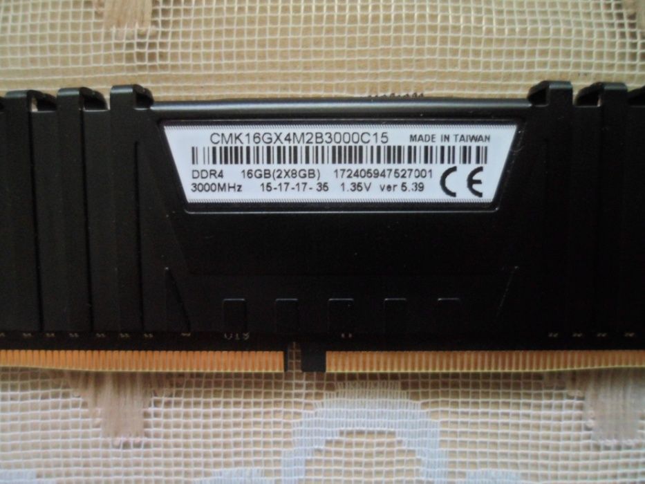 Оперативна пам'ять  DDR4  Corsair 16Gb  (2x8Gb)  3000 MHz