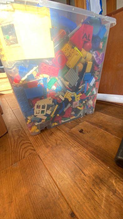 Caixa com mais de 500 legos  DESOCUPAR