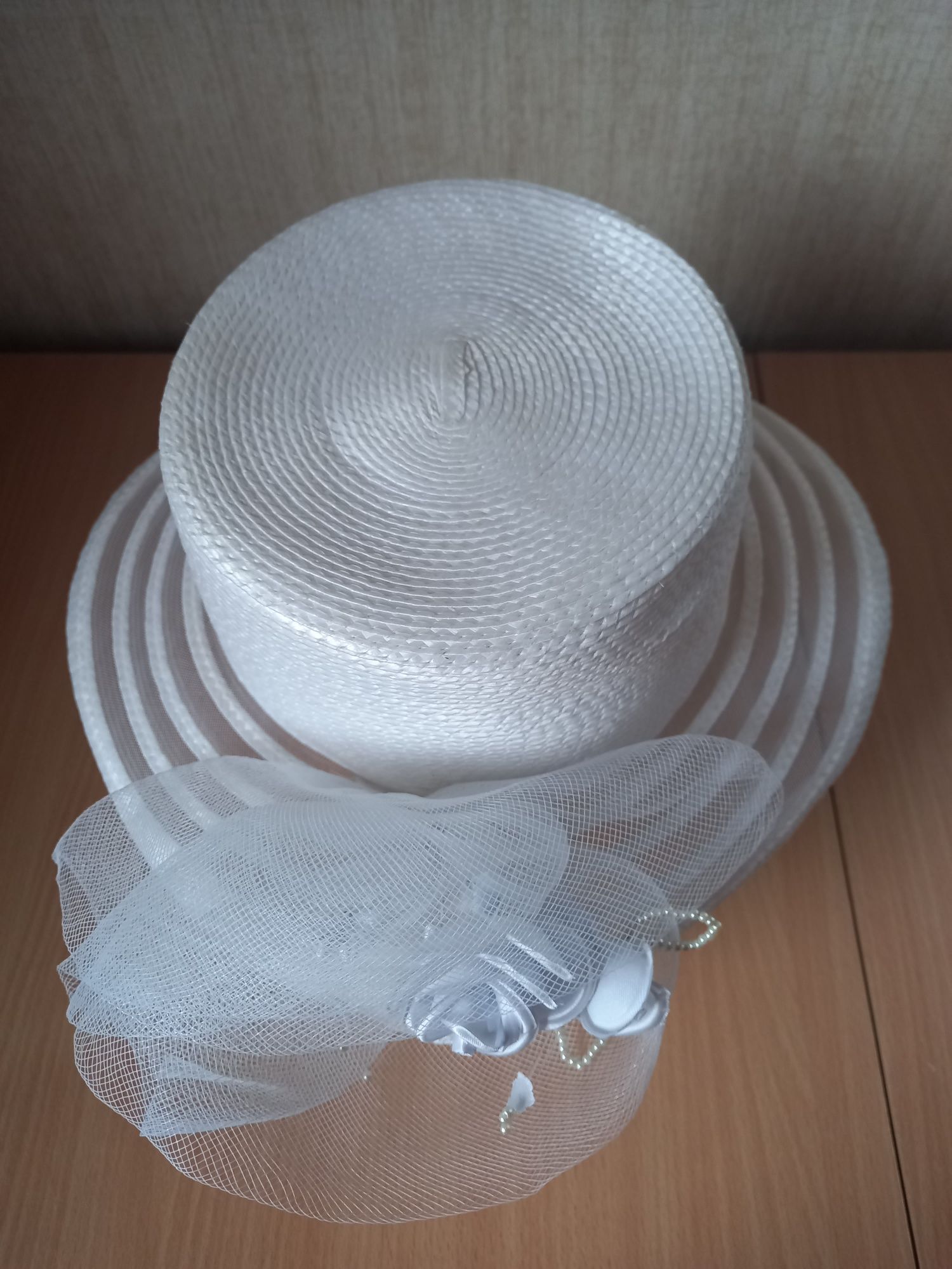 Шляпа женская летняя элегантная белая с изысканным декором