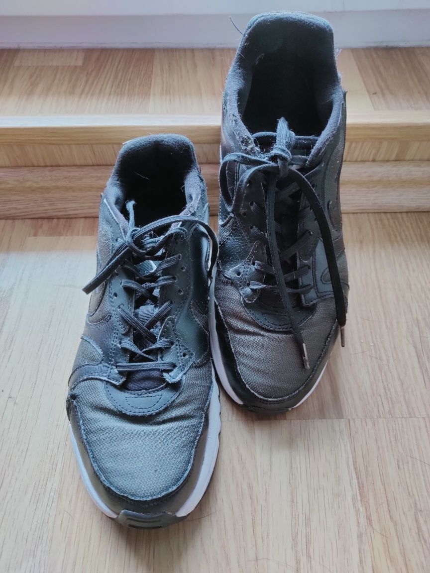 Buty sportowe Nike 39 uszkodzone używane