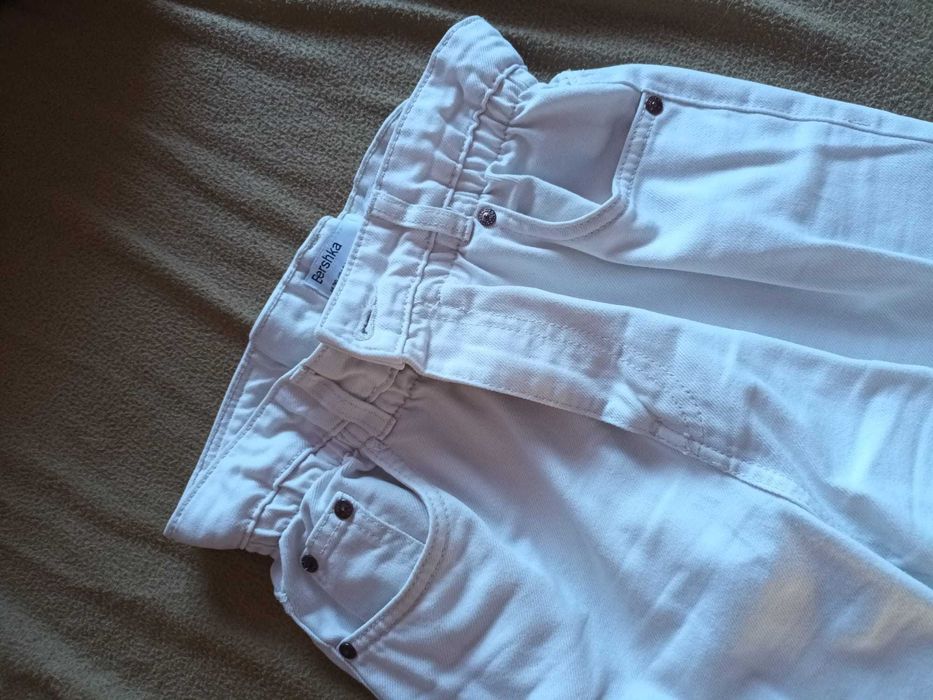 Calças brancas de mulher