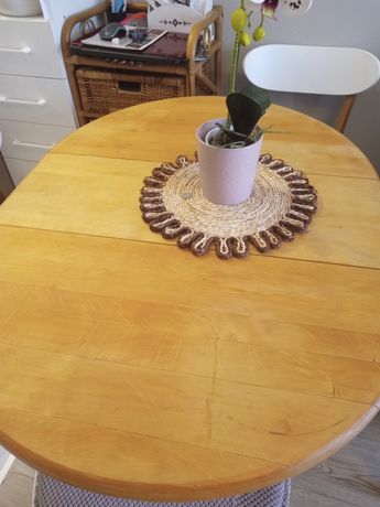 Mały stół drewniany rozkladany
