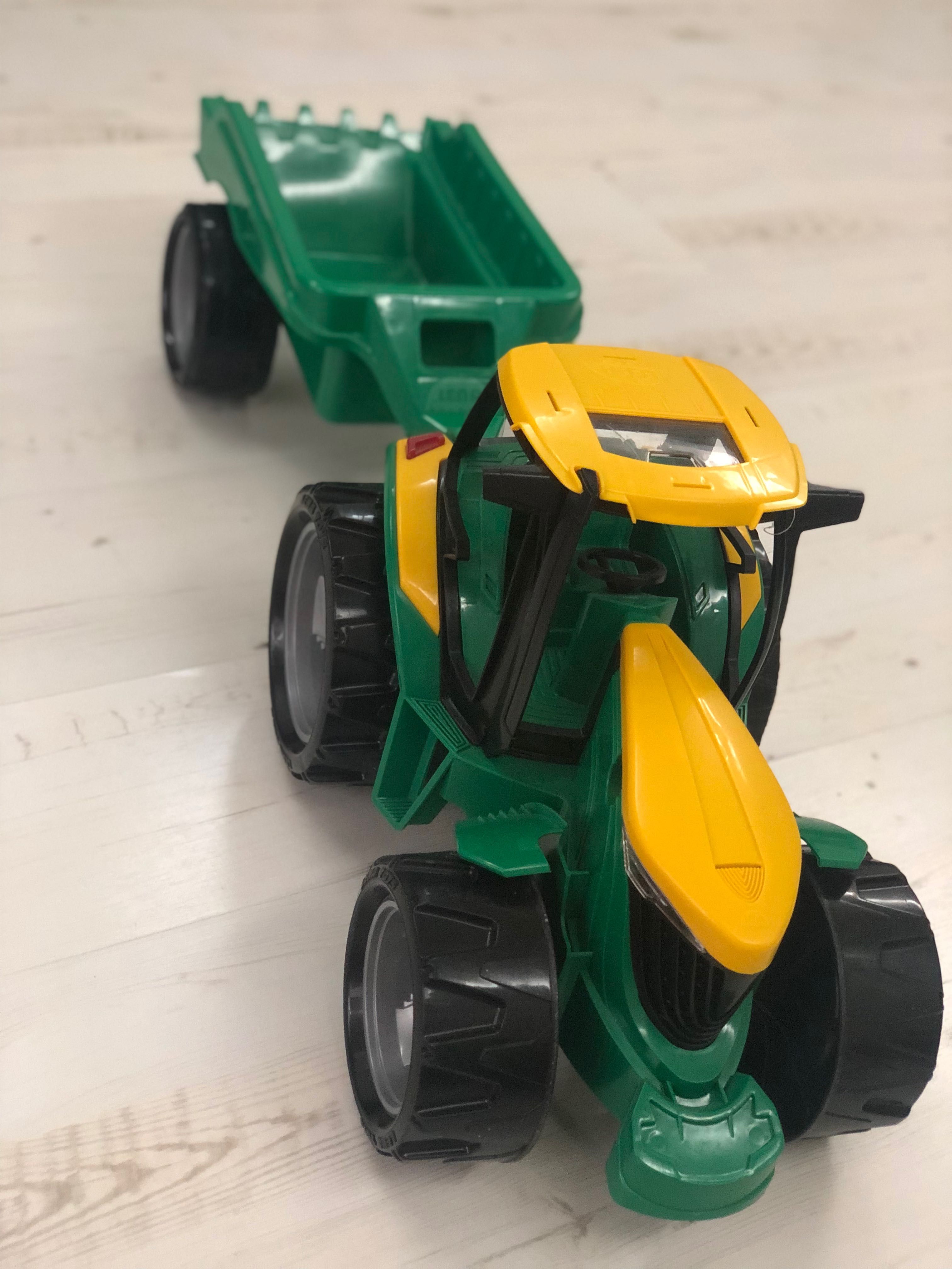 Дитячий іграшка трактор