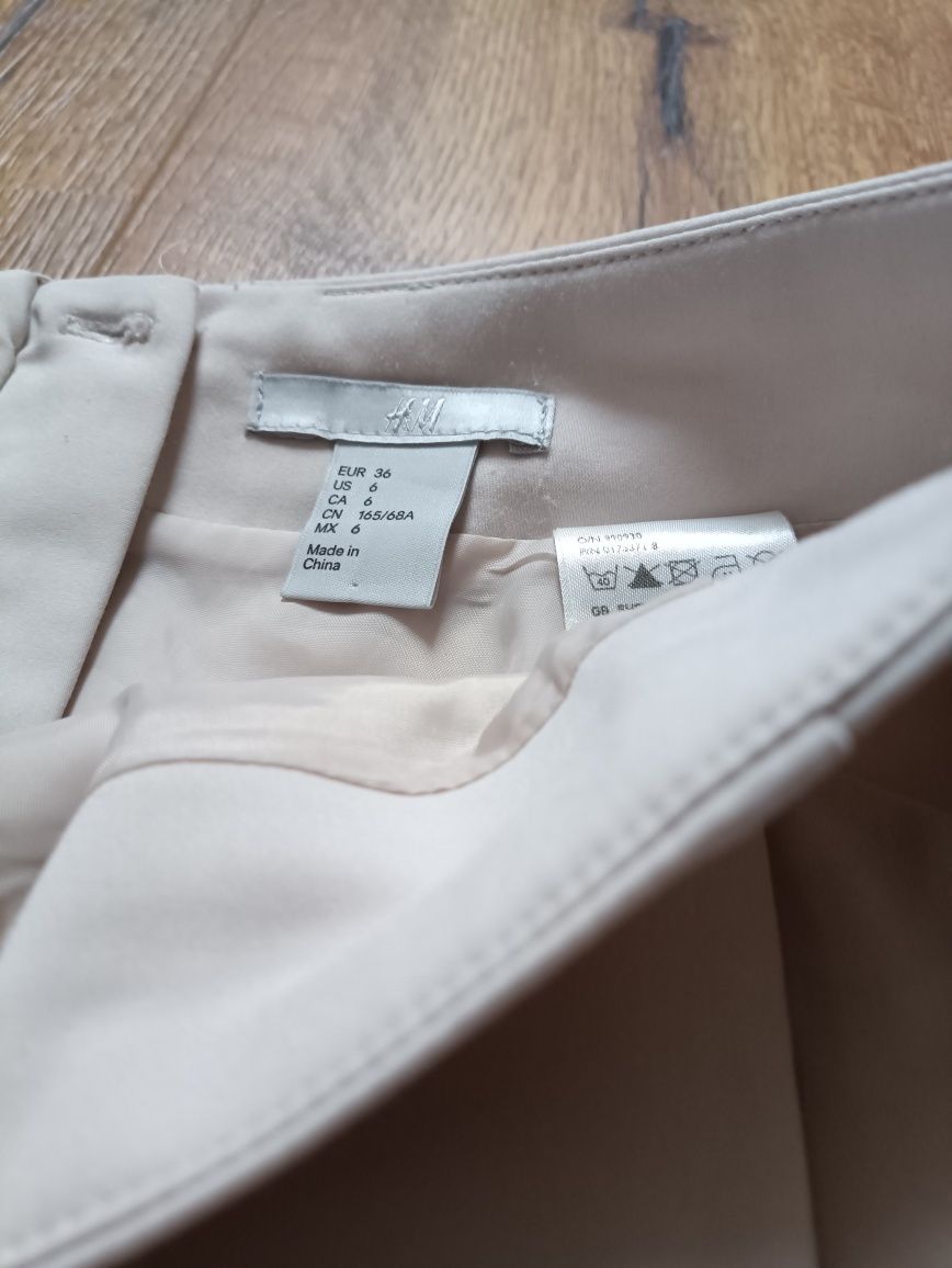 Spódnica mini ołówkowa z kieszeniami z przodu