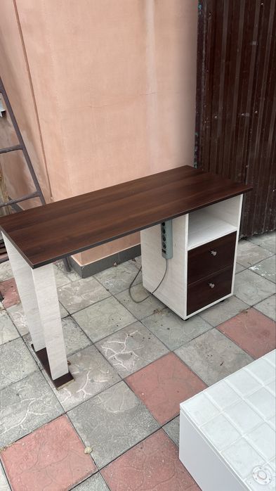 Манікюрний стіл після закриття салону