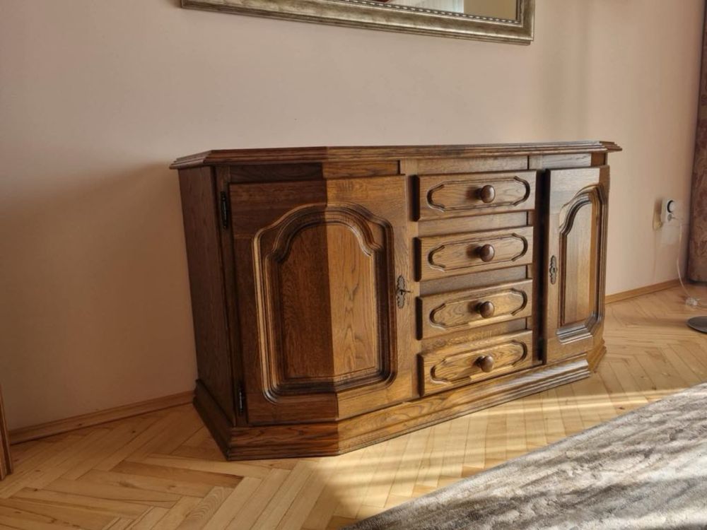 Meble do salonu mebloscianka drewniana komoda i stół z krzesłami