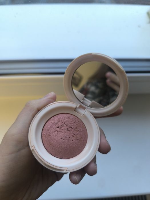 Rozświetlacz Rare Beauty Soft Pinch w kolorze Hope