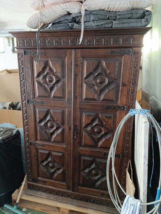 Roupeiro Vintage em Madeira Maciça com Entalhes Artesanais