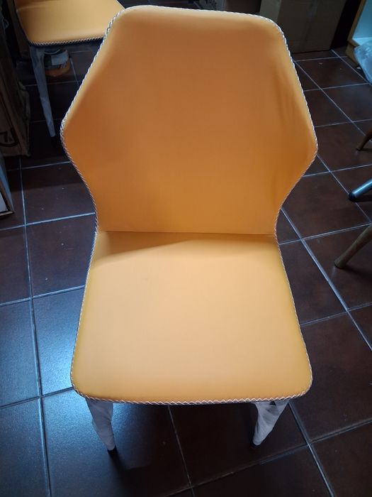 Cadeiras almofadadas