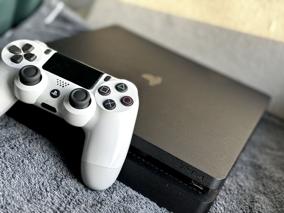 Ps4 slim + pad + gry