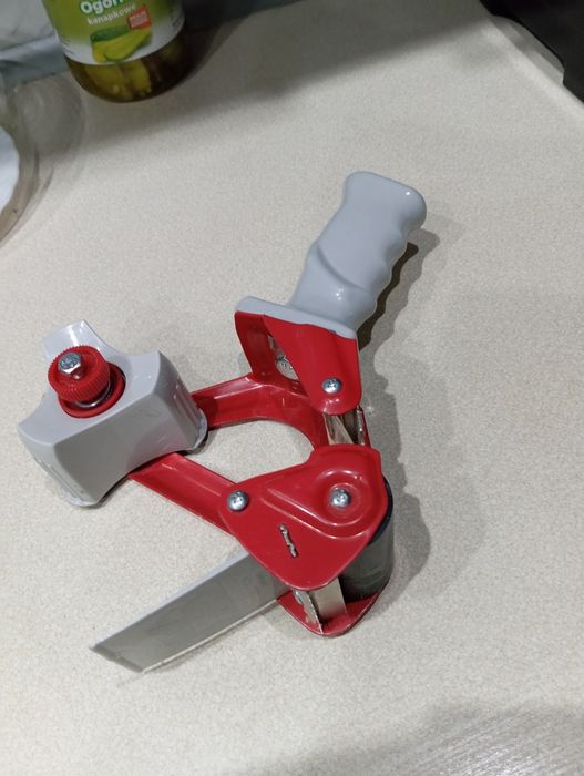 Podajnik taśmy klejącej