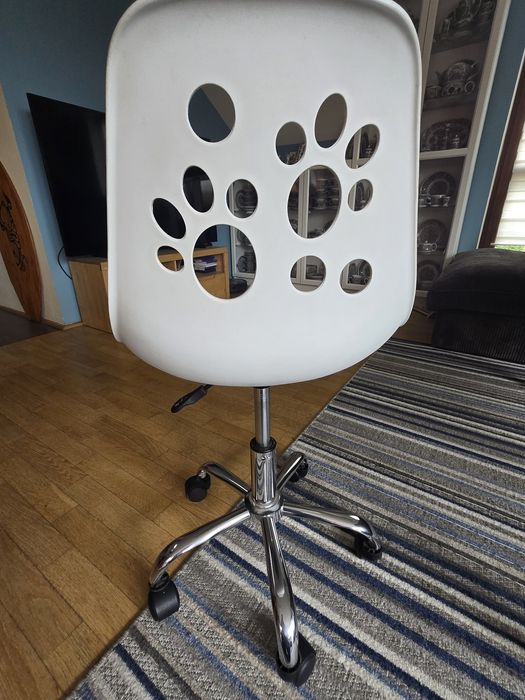 Krzesło do biurka dla dziecka.