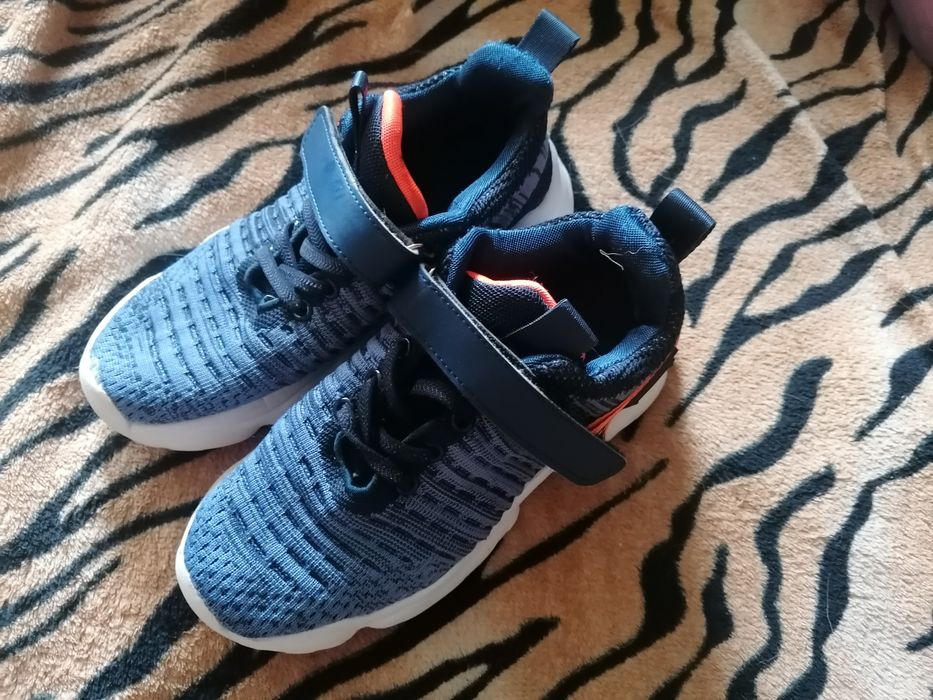 Кроссовки 33 размер. Стелька 21 см.