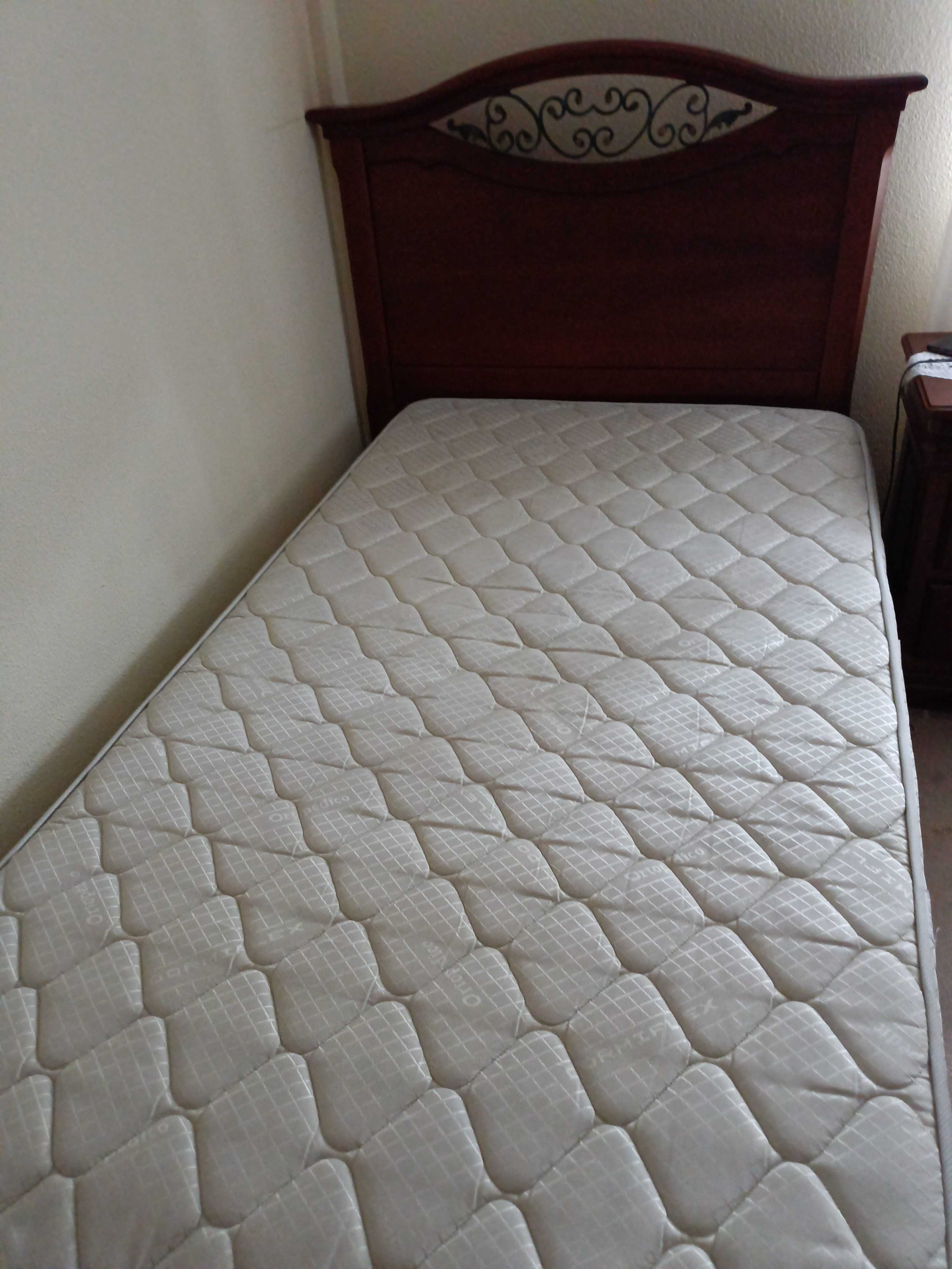 Cama em madeira de cerejeira
