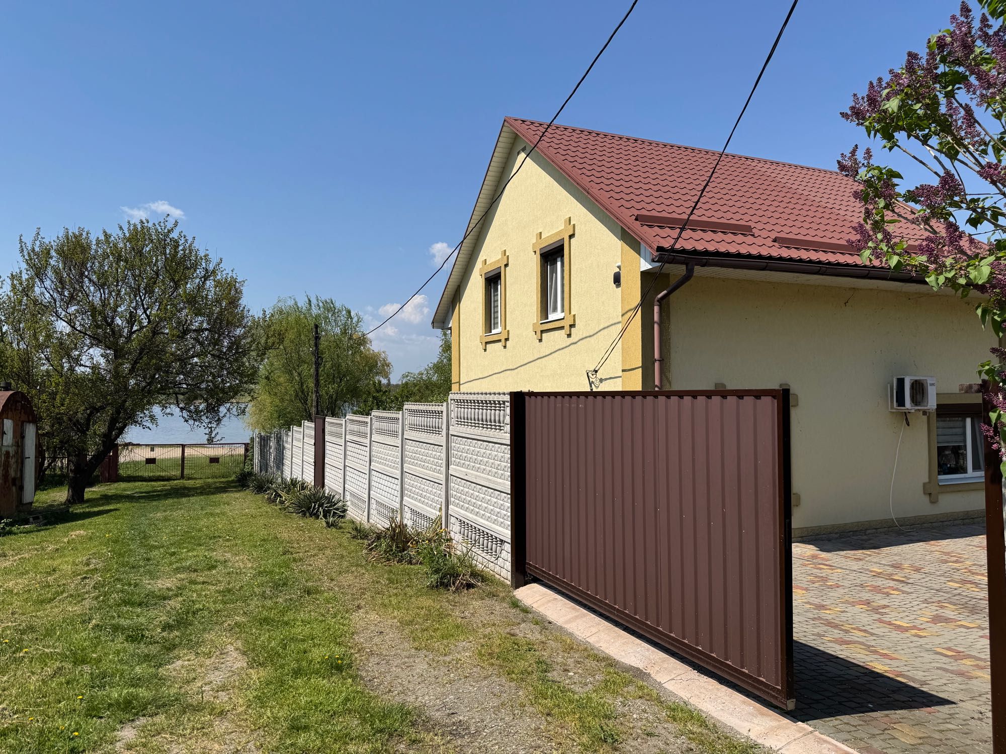 Продаж будинку, дачі на березі річки Дніпро
