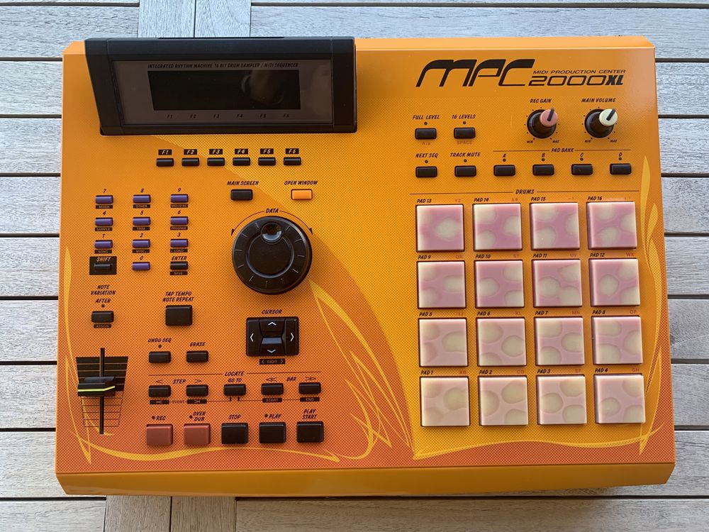 Akai mpc 2000 xl SE2 ram maxima e leitor de cartoes excelente estado SPECIAL EDITION RARA