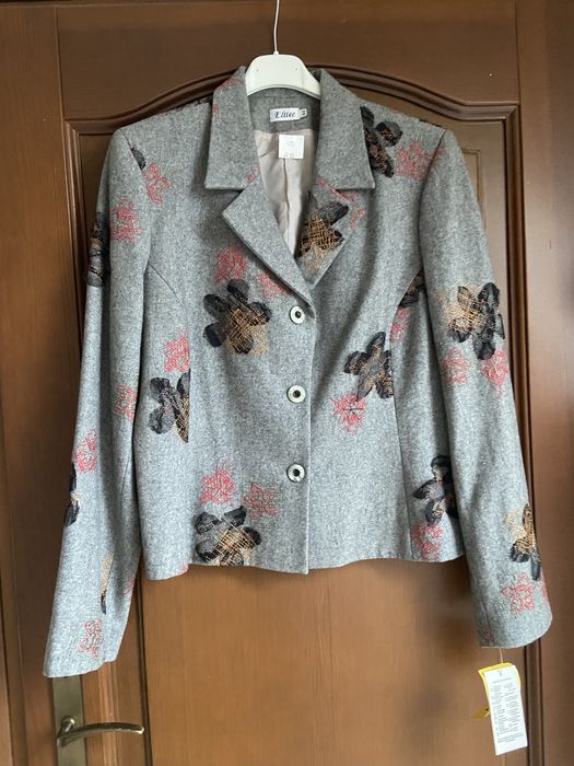 Żakiet z aplikacjsmi kwiatowymi