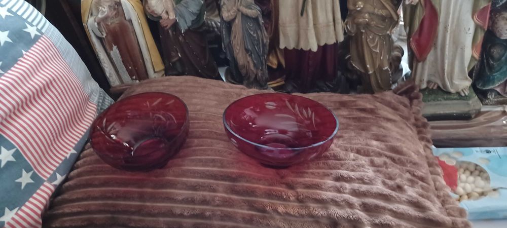 szkło rubinowe grawerowane  stare miseczki sredn 16,5cm a druga 14cm
