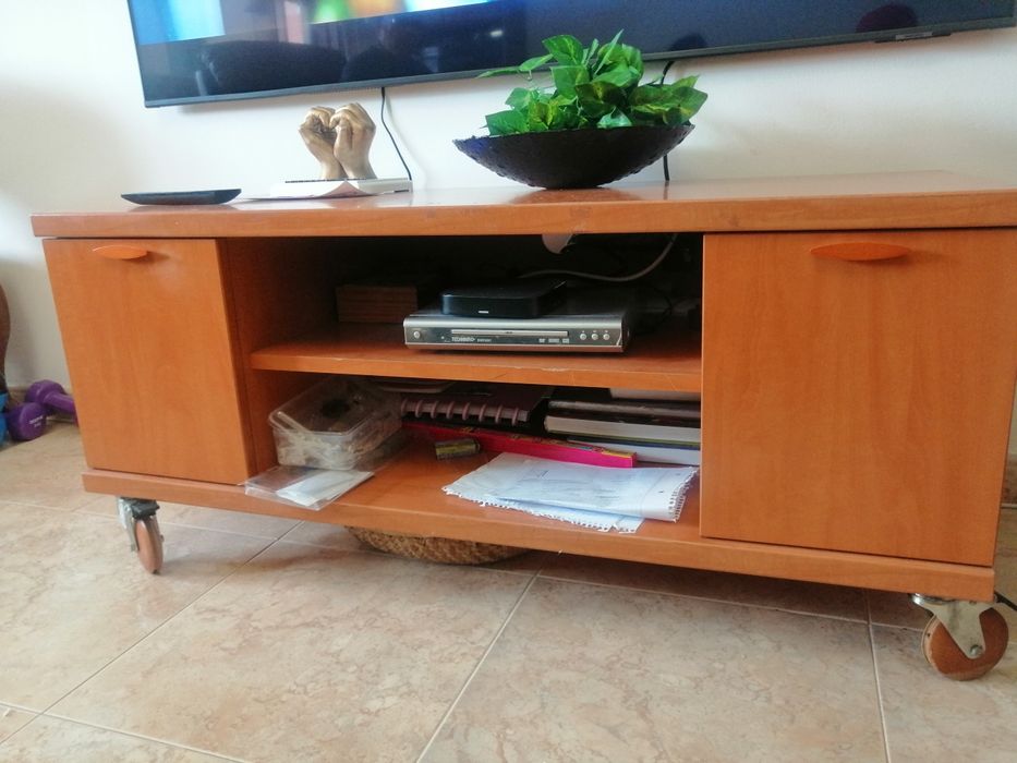 Mesa de TV em madeira com duas gavetas e com  tomada eléctrica
