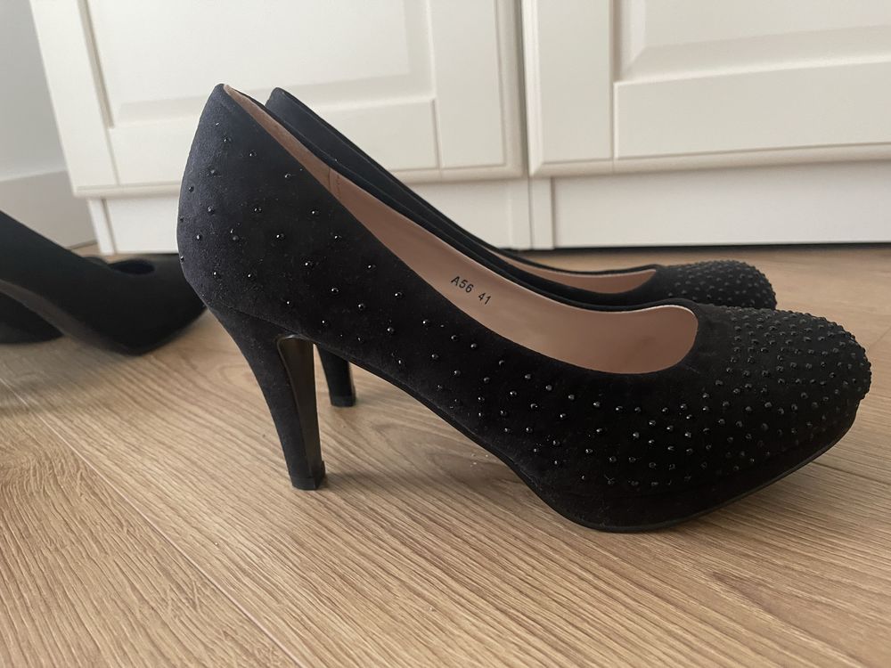Sapatos e botins pretos